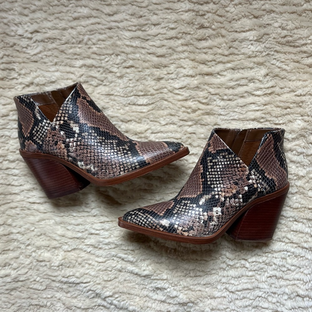 Vince Camuto Grendan tostada Cheyenne snake ankle boot bootie 7.5